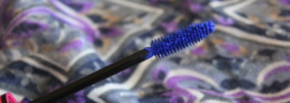 Укладываем бровки и одеваем реснички в синий цвет