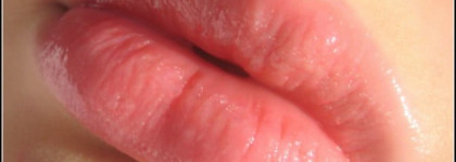 Essence Glossy Lipbalm cherry kiss