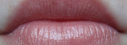 Персики на губах с мягкой помадой для губ Clinique Colour Surge Butter Shine Lipstick №441 Adore U