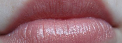 Персики на губах с мягкой помадой для губ Clinique Colour Surge Butter Shine Lipstick №441 Adore U