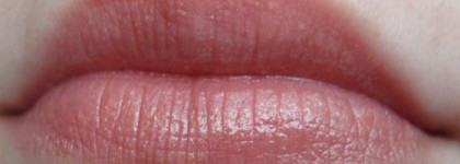 Персики на губах с мягкой помадой для губ Clinique Colour Surge Butter Shine Lipstick №441 Adore U