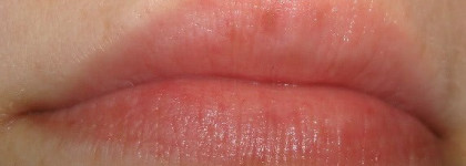 Губная помада Clarins Joli Rouge Brillant №02 Rhubarb - большая радость и совсем немножко печали в одном флаконе