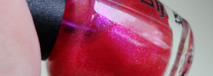 Малютки O.P.I Be a Dahlia Won't You? (NL S40) и O.P.I Yodel Me On My Cell (NL Z20)