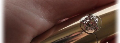 Бренд Versace. Пудра Versace Extra Creamy Compact Foundation тон 01 G  и чувственный блеск для губ Versace Sensual Feeling Lipgloss тон V2055