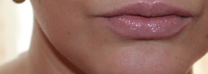 Сияющий блеск для губ 3D-effekt D’AMOUR тон 5504 от Divage и блеск для губ Bourjois Effect 3D Bourjois Effet 3D Gloss № 3 Brun Poetic