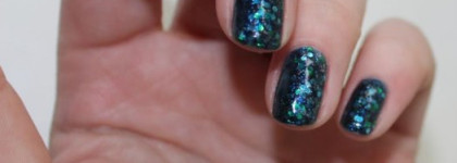 Лаки Essence.Три глиттера: 78 blue addiсted, 67 make it golden, 72 time for romance. Один шиммер  38 choose me! И два крема: 93 cest ta vie! и 53 you belong to me