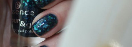 Лаки Essence.Три глиттера: 78 blue addiсted, 67 make it golden, 72 time for romance. Один шиммер  38 choose me! И два крема: 93 cest ta vie! и 53 you belong to me