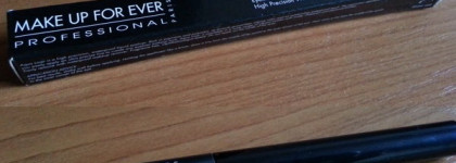 Металлические стрелки, матовые губы