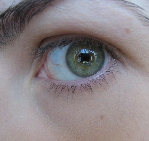 Гарньер ролик вокруг глаз зеленый