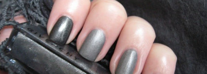 Серо-стальной и серебряный в маникюре