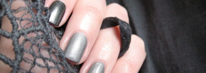 Серо-стальной и серебряный в маникюре