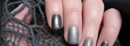 Серо-стальной и серебряный в маникюре