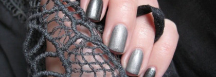 Серо-стальной и серебряный в маникюре