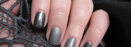 Серо-стальной и серебряный в маникюре