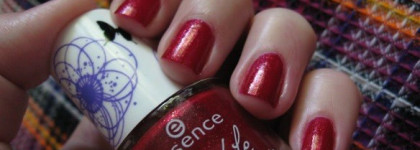 Рубиновый Essence Fairytale 03 once upon a time + Essence Matt top coat