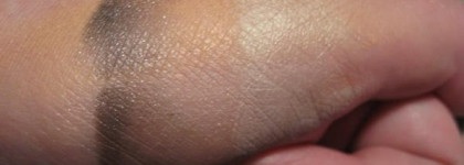 Сравниваются две базы под тени: Essence и Artdeco