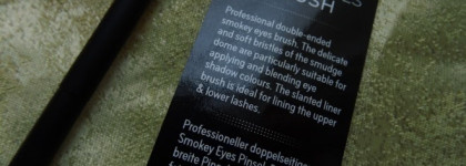 Двухсторонняя кисть, трёхцветные тени и четыре варианта макияжа глаз