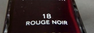 Femme Fatale с лаком для ногтей Chanel #18 Rouge Noir