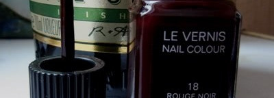 Femme Fatale с лаком для ногтей Chanel #18 Rouge Noir