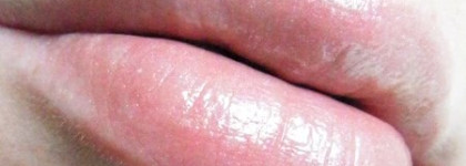 Дареному коню в зубы не смотрят или ароматизированный блеск для губ Calvin Klein Delicious Pout Flavored Lip Gloss - # LG32 Icy Taupe Beige