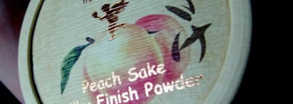 Незаменимая матирующая пудра Peach Sake Silky Finish Powder от Skinfood