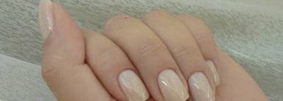 Лаки Essie в оттенках Allure, Demure Vix и Borrowed & Blue