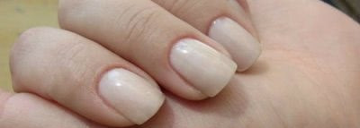 Лаки Essie в оттенках Allure, Demure Vix и Borrowed & Blue