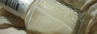 Лаки Essie в оттенках Allure, Demure Vix и Borrowed & Blue