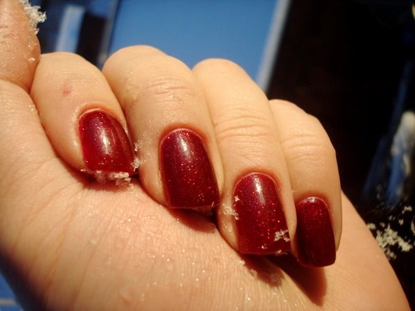 Нарядный маникюр с лаками OPI Nail Lacquer: Underneath The Mistletoe HL E08 и Love.Angel.Music.Baby NL G28