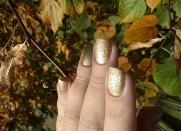 Нарядный маникюр с лаками OPI Nail Lacquer: Underneath The Mistletoe HL E08 и Love.Angel.Music.Baby NL G28