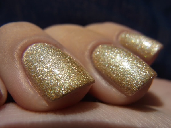 Нарядный маникюр с лаками OPI Nail Lacquer: Underneath The Mistletoe HL E08 и Love.Angel.Music.Baby NL G28