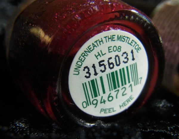 Нарядный маникюр с лаками OPI Nail Lacquer: Underneath The Mistletoe HL E08 и Love.Angel.Music.Baby NL G28