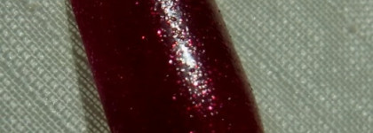 Нарядный маникюр с лаками OPI Nail Lacquer: Underneath The Mistletoe HL E08 и Love.Angel.Music.Baby NL G28