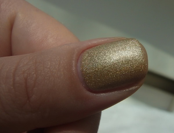 Нарядный маникюр с лаками OPI Nail Lacquer: Underneath The Mistletoe HL E08 и Love.Angel.Music.Baby NL G28