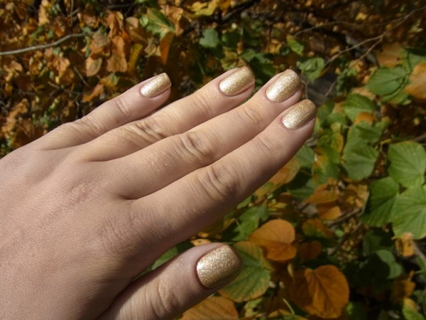 Нарядный маникюр с лаками OPI Nail Lacquer: Underneath The Mistletoe HL E08 и Love.Angel.Music.Baby NL G28