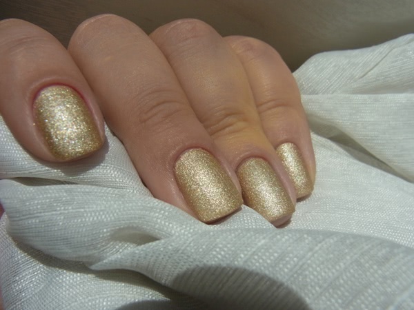 Нарядный маникюр с лаками OPI Nail Lacquer: Underneath The Mistletoe HL E08 и Love.Angel.Music.Baby NL G28