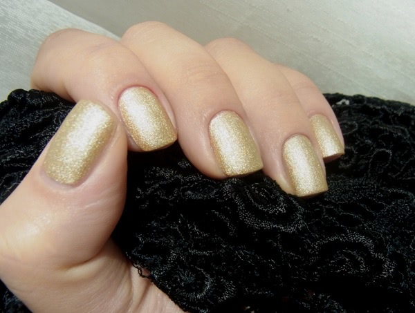 Нарядный маникюр с лаками OPI Nail Lacquer: Underneath The Mistletoe HL E08 и Love.Angel.Music.Baby NL G28