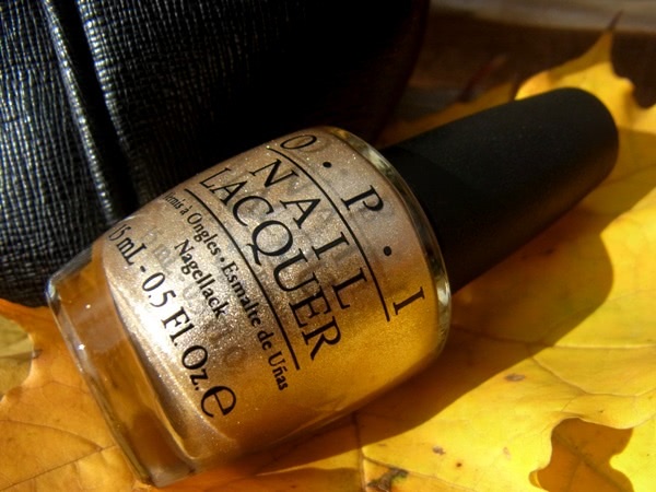 Нарядный маникюр с лаками OPI Nail Lacquer: Underneath The Mistletoe HL E08 и Love.Angel.Music.Baby NL G28