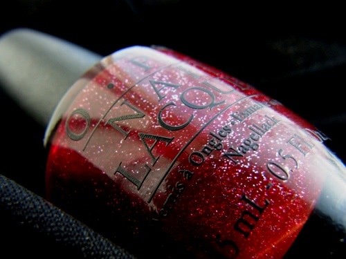 Нарядный маникюр с лаками OPI Nail Lacquer: Underneath The Mistletoe HL E08 и Love.Angel.Music.Baby NL G28