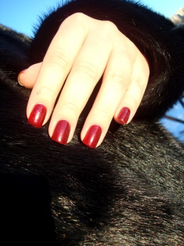 Нарядный маникюр с лаками OPI Nail Lacquer: Underneath The Mistletoe HL E08 и Love.Angel.Music.Baby NL G28