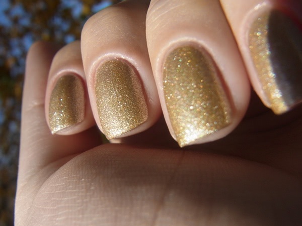 Нарядный маникюр с лаками OPI Nail Lacquer: Underneath The Mistletoe HL E08 и Love.Angel.Music.Baby NL G28