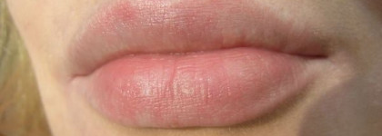 Увлажняющая губная помада Chanel Rouge Coco Shine Hydrating Sheer Lipshine в оттенке № 93 Intime