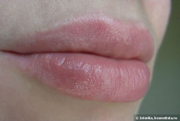 Старый друг лучше новых двух: бальзам-стик для губ Clarins Eclat Minute Instant Light Lip Balm Perfector в оттенке 01 Rose