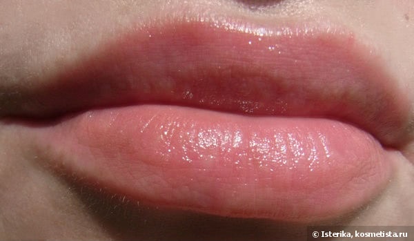 Старый друг лучше новых двух: бальзам-стик для губ Clarins Eclat Minute Instant Light Lip Balm Perfector в оттенке 01 Rose