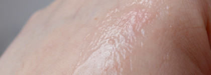 Лучший санскрин для межсезонья (жирная кожа): AHC Safe On Light Sun Serum SPF 50+ PA++++