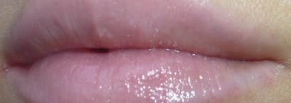 YSL Volupte Sheer Candy – Сияющая помада-блеск; Dior Addict Ultra Gloss – Сияющий блеск для губ; Chanel Le Crayon Levres – Контурный карандаш для губ