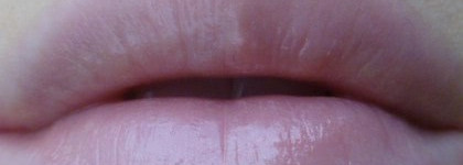 YSL Volupte Sheer Candy – Сияющая помада-блеск; Dior Addict Ultra Gloss – Сияющий блеск для губ; Chanel Le Crayon Levres – Контурный карандаш для губ