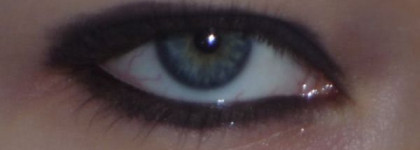 Когда фантазия не работает, а выглядеть хочется интересно или макияж черными тенями