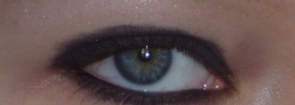 Когда фантазия не работает, а выглядеть хочется интересно или макияж черными тенями