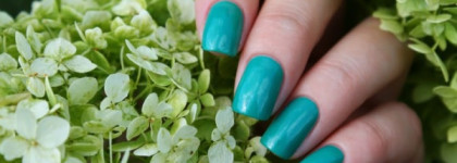 Добавим зелени с лаками Mavala Nail Color Creme №304 Bamako и Essie Nail Polish Turquoise & Caicos